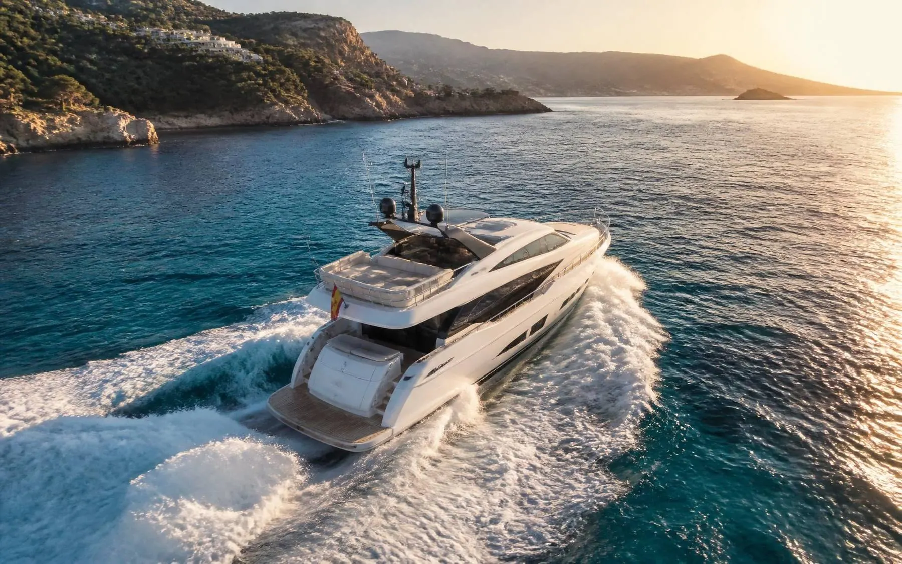 Yacht auf dem türkisblauen Mittelmeer vor Mallorca