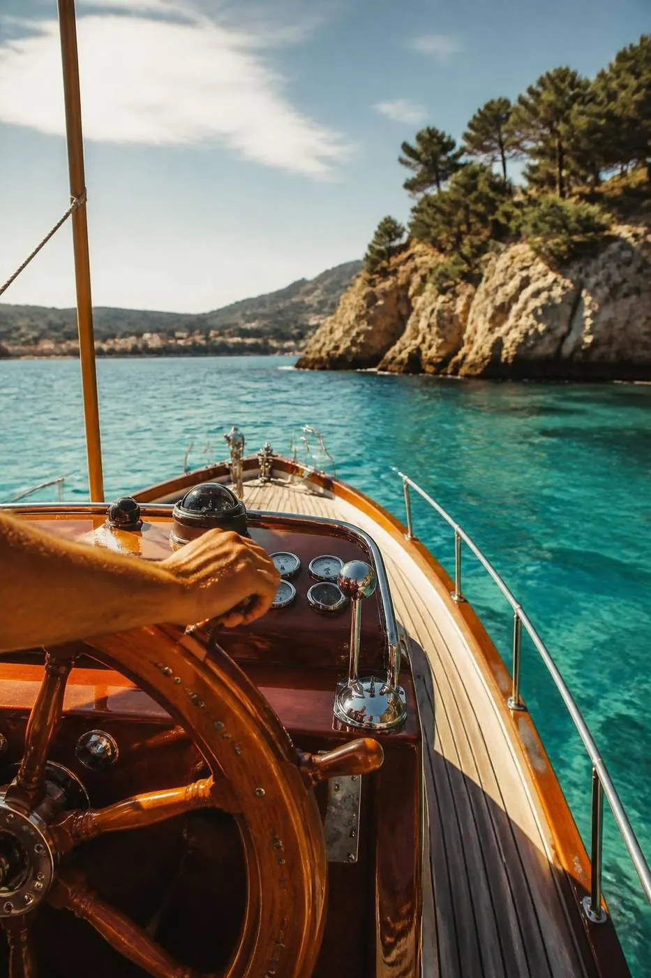 Yacht mit Steuerrad in der türkisfarbenen Bucht von Mallorca